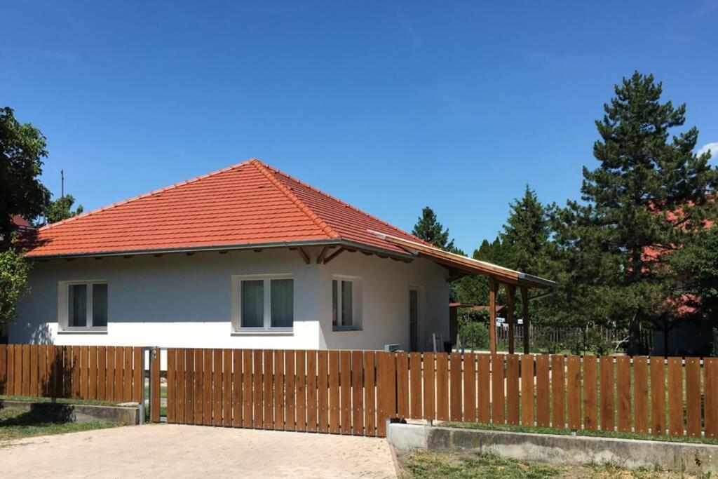 R Cottage Jacuzzival Балатонфенивес Екстериор снимка